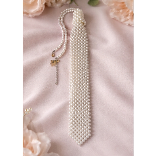 Elegancki krawat z perełek w jasnym, perłowym odcieniu – luksusowy dodatek, który łączy klasykę z nowoczesną elegancją.